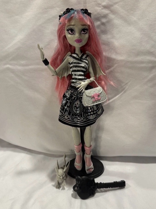monster high Other - Monster High Rochelle Goyle Doll Creeproduction / Original Outfit w/ Pet Roux